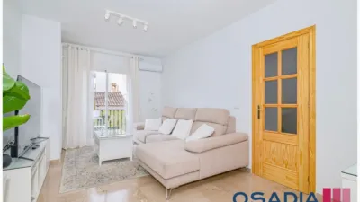 Flat for sale in Calle de Santa Ana, La Zubia - Don't miss out! Discover this charming flat, located in an excellent position, very central and with easy access to all amenities. This home is in impeccable condition and is for those seeking comfort and functionality. It features a bright living room that opens onto a balcony perfect for enjoying the fresh air. The kitchen has access to a practical laundry area, making daily tasks easier. The flat includes 3 cozy bedrooms, suitable for resting or working from home, and a full bathroom with everything you need. Additionally, it comes with one parking space, adding extra value to this property. Located on the first floor with lift access, this flat is accessible to everyone. Don’t miss this opportunity; this flat is perfect for those looking for a comfortable home in a very quiet area. Contact us for more information and come and view it! NOTE: The indicated PVP does not include taxes nor deed expenses, professional fees are also not included. The stated areas are descriptive and approximate. This property is sold unfurnished or at a price to be agreed. photo 3