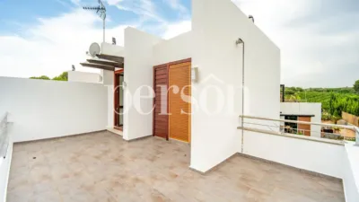 Chalet en alquiler en Calle 22, Chiva de 2.300 €<span>/mes</span>