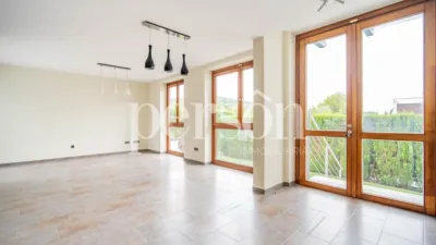 Chalet en alquiler en Calle 22, Chiva de 2.300 €<span>/mes</span>