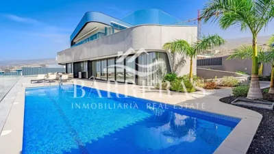 Chalet on Calle Josefina de La Torre photo 2
