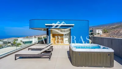 Chalet on Calle Josefina de La Torre photo 3