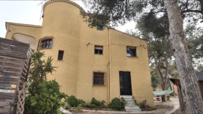 Chalet en venta en Calle de los Pirineos, Las Filipinas-Villamartín-Canal Norte (Distrito Orihuela Costa. Orihuela) de 450.000 €