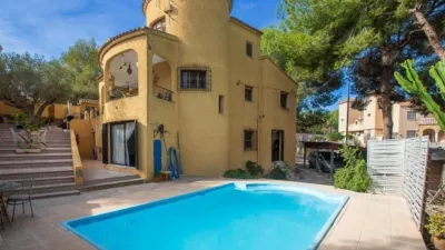 Chalet en venta en Calle de los Pirineos, Las Filipinas-Villamartín-Canal Norte (Distrito Orihuela Costa. Orihuela) de 450.000 €