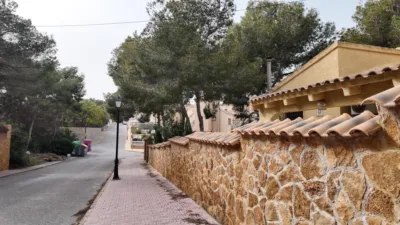 Chalet en venta en Calle de los Pirineos, Las Filipinas-Villamartín-Canal Norte (Distrito Orihuela Costa. Orihuela) de 450.000 €