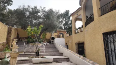 Chalet en venta en Calle de los Pirineos, Las Filipinas-Villamartín-Canal Norte (Distrito Orihuela Costa. Orihuela) de 450.000 €