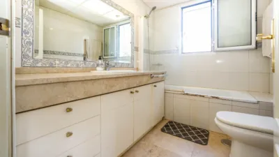 Chalet en venta en Avenida de las Mimosas, cerca de Avenida de las Begonias, El Zaudín-Club de Golf (Bormujos) de 559.500 €