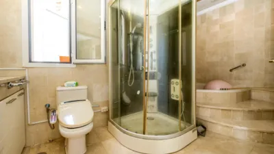Chalet en venta en Avenida de las Mimosas, cerca de Avenida de las Begonias, El Zaudín-Club de Golf (Bormujos) de 559.500 €