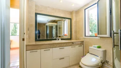 Chalet en venta en Avenida de las Mimosas, cerca de Avenida de las Begonias, El Zaudín-Club de Golf (Bormujos) de 559.500 €