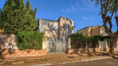 Chalet en venta en Avenida de las Mimosas, cerca de Avenida de las Begonias, El Zaudín-Club de Golf (Bormujos) de 559.500 €