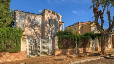 Chalet en venta en Avenida de las Mimosas, cerca de Avenida de las Begonias, El Zaudín-Club de Golf (Bormujos) de 559.500 €
