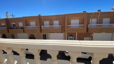 Casa adosada en venta en Carretera de la Mojonera, cerca de Avenida de Pablo Picasso, Centro (Distrito Núcleo Urbano. Roquetas de Mar) de 189.000 €