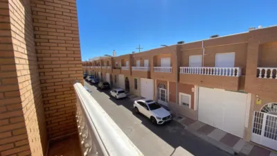 Casa adosada en venta en Carretera de la Mojonera, cerca de Avenida de Pablo Picasso, Centro (Distrito Núcleo Urbano. Roquetas de Mar) de 189.000 €