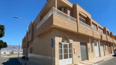 Casa adosada en venta en Carretera de la Mojonera, cerca de Avenida de Pablo Picasso, Centro (Distrito Núcleo Urbano. Roquetas de Mar) de 189.000 €