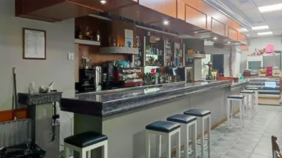 Local comercial en venta en Avenida Razo - Más