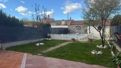 Casa adosada en venta en Calle de Hoyo de la Arena, Valdestillas de 199.000 €