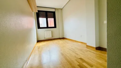 Piso en alquiler en Calle del Padre Manjón, cerca de Calle de Levante, Las Flores-San Isidro-Pajarillos (Valladolid Capital) de 700 €<span>/mes</span>