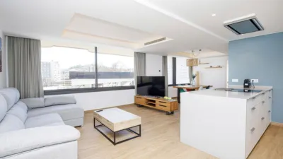 Piso en alquiler en Carrer de la Creu, Eixample-Centre (Girona Capital) de 2.600 €<span>/mes</span>