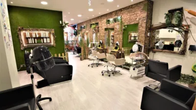 Local comercial en alquiler en Ronda de Outeiro - Más