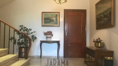 House in - Center photo 8