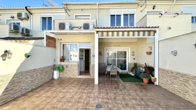 Casa adosada en venta en Calle de Luis Cernuda, Humilladero de 199.000 €