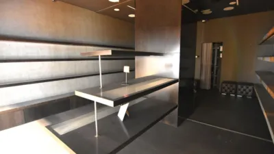 Local comercial en venta en Calle de Ramón y Cajal - Más