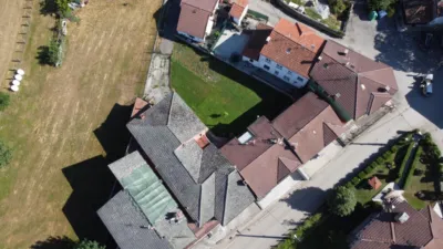 Casa en venta en Calle Pelugano-Juego Bola, Número 122, Bello (Cabañaquinta-Aller). Municipio de Aller de 115.000 €