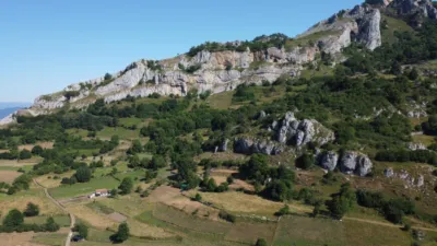 Casa en venta en Calle Pelugano-Juego Bola, Número 122, Bello (Cabañaquinta-Aller). Municipio de Aller de 115.000 €