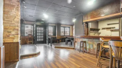 Local comercial en venta en Calle Castillo de Gauzón, 18 - Más