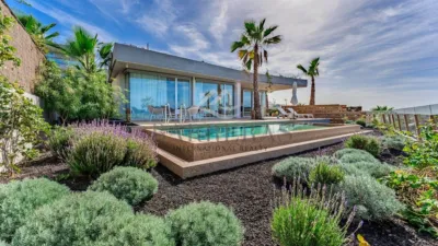 Chalet on Calle Josefina de La Torre photo 4