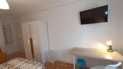 Habitación en alquiler en Calle de los Hornos Caleros, San Antonio-Estación-Las Hervencias (Ávila Capital) de 250 €<span>/mes</span>