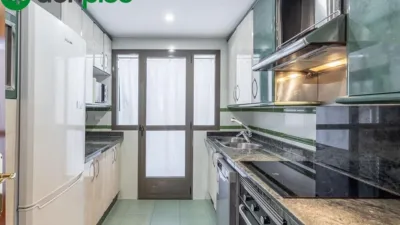 Piso en venta en Calle Pdta Jose Fernandez Mtnez, Número 6, Los Periodistas-Parque Almunia-Albayda (Granada Capital) de 379.000 €