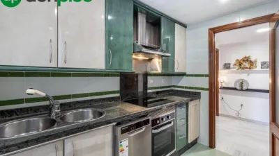 Piso en venta en Calle Pdta Jose Fernandez Mtnez, Número 6, Los Periodistas-Parque Almunia-Albayda (Granada Capital) de 379.000 €