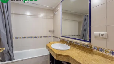 Piso en venta en Calle Pdta Jose Fernandez Mtnez, Número 6, Los Periodistas-Parque Almunia-Albayda (Granada Capital) de 379.000 €