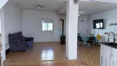 Chalet en venta en Calle de San Pedro, Luceni de 99.900 €