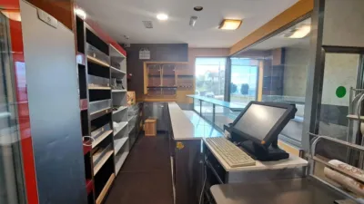 Local comercial en alquiler en Touro - Vista 3