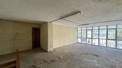 Local comercial en alquiler en Ribeira - Más