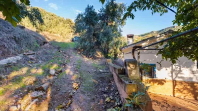 Rustic farm on Extrarradio Street photo 2