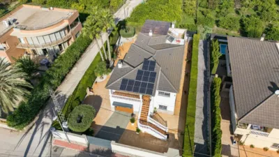 Chalet on Camino Almazara Street photo 2