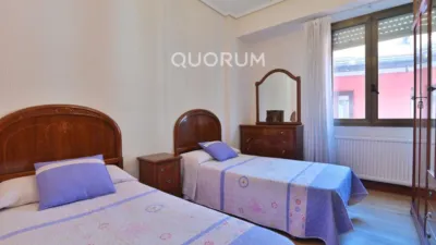 Piso en venta en Calle Iturribide, cerca de Plaza de Miguel Unamuno, Solokoetxe (Distrito Ibaiondo. Bilbao) de 450.000 €