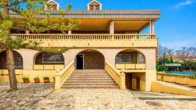 Chalet on Calle Alc. Edmundo Seva Garcia, No. 8 photo 2