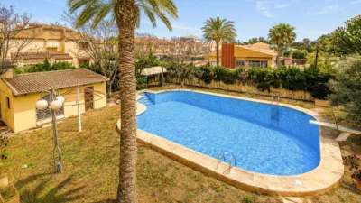 Chalet on Calle Alc. Edmundo Seva Garcia, No. 8 photo 3