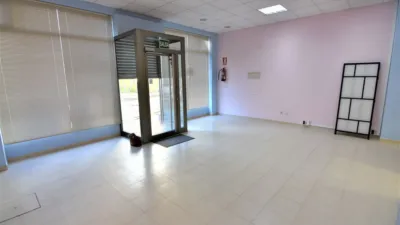 Local comercial en alquiler en Calle de la Ría de Betanzos, 1 - Más
