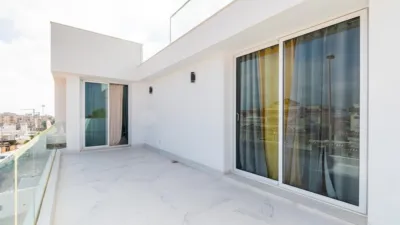 Chalet en venta en Pau 26, Las Filipinas-Villamartín-Canal Norte (Distrito Orihuela Costa. Orihuela) de 575.000 €