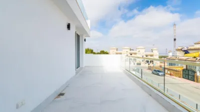 Chalet en venta en Pau 26, Las Filipinas-Villamartín-Canal Norte (Distrito Orihuela Costa. Orihuela) de 575.000 €