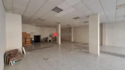 Local comercial en venta en Avenida Rosalía de Castro, cerca de Calle del Xeixo - Más