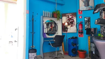 Local comercial en alquiler en Avenida de Santa Marina, cerca de Calle Mantiña - Más