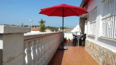 Chalet en venta en Carrer dels Cirerers, Urbanitzacions del Nord (Lloret de Mar) de 399.000 €