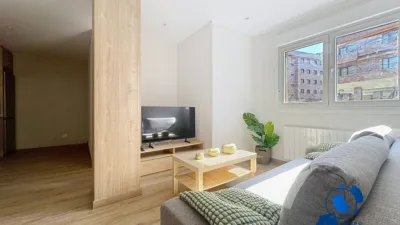 Apartamento en alquiler en Calle de Agustín Argüelles, La Calzada (Distrito Oeste. Gijón) de 1.100 €<span>/mes</span>