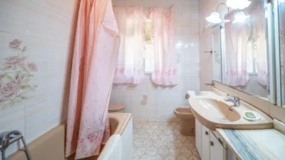 Chalet en venta en Avenida del Suspiro del Moro, 85, Villa de Otura de 325.000 €