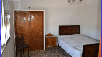 House for sale in La Matanza, Orihuela. This property comprises a residential house of 152 m² and a separate commercial unit with storage space of 142 m² built area, both situated on a 1000 m² plot. The residence features three double bedrooms, one single bedroom, a living room, a sitting room, an equipped kitchen, one bathroom, and a patio with a laundry area. The commercial and storage building is fully finished. Interior joinery is made of sapeli wood, it has an east-facing orientation, porcelain tile flooring, and exterior joinery combining aluminium and wood. Extras include water, electricity, furniture, terrace, and storage room. Located close to medical centres, rural amenities, supermarkets, and pharmacies. photo 9